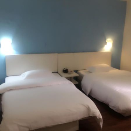 V8 Hotel Xicun Subway Branch Гуанджоу Екстериор снимка