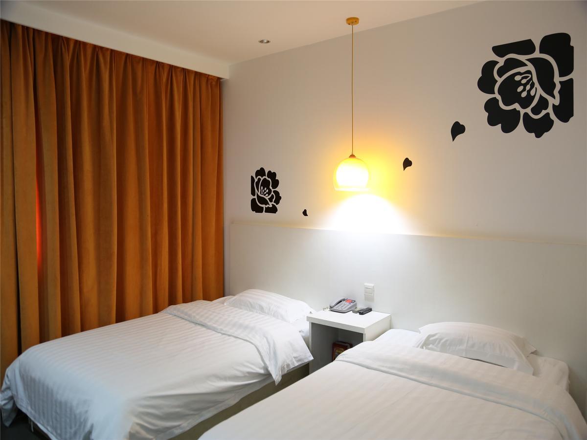V8 Hotel Xicun Subway Branch Гуанджоу Екстериор снимка