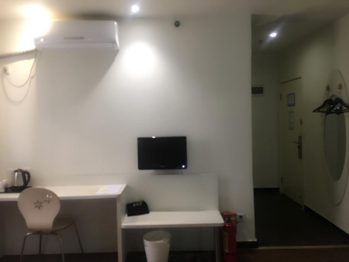 V8 Hotel Xicun Subway Branch Гуанджоу Екстериор снимка